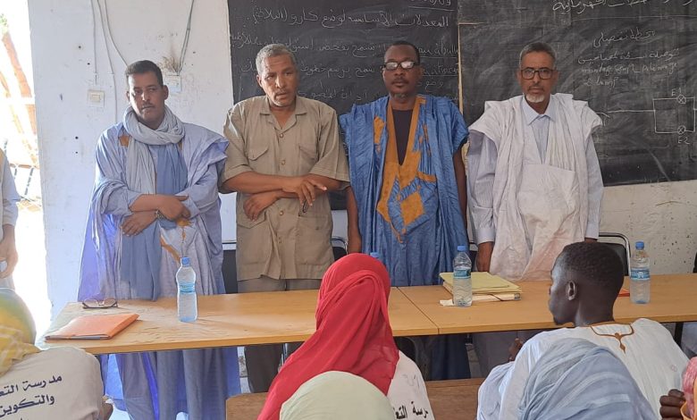 صورة Aioun/ le directeur technique du projet praps supervise la clôture d’une session de formation au profit de 53 jeunes et filles.