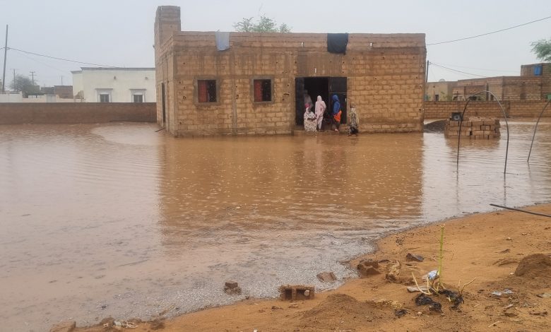 صورة كيفه / حاكم المقاطعة  يباشر حالة  بعض المنازل التي حاصترها المياه